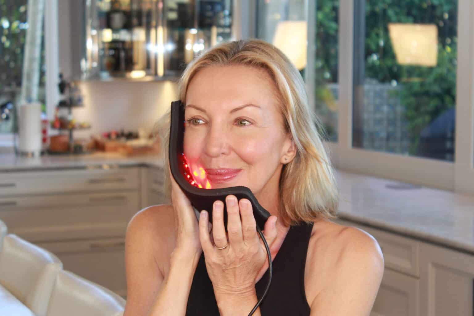 Red light therapy for mouth pain