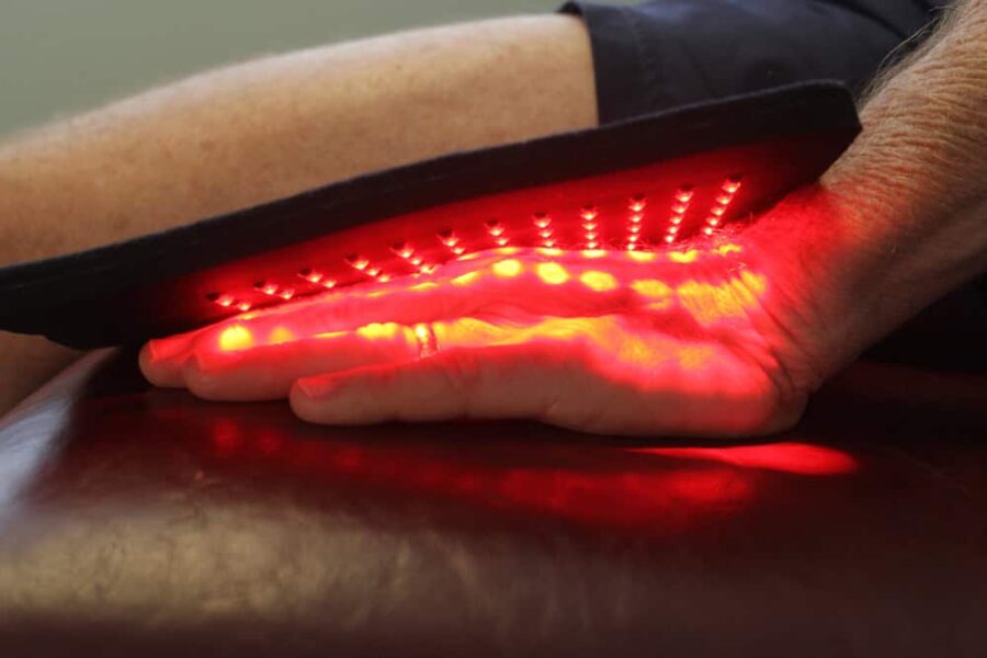 Using a red light therapy for arthritis on the hand
